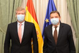 HOY, EN UNA REUNIÓN MANTENIDA EN LA SEDE DEL MINISTERIO 