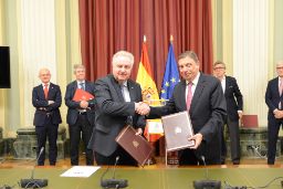 En la firma del protocolo entre el Ministerio y la Federación Española del Vino