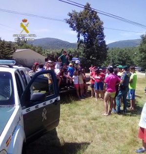 El SEPRONA de la Guardia Civil,  realiza una jornada de convivencia con niños en la que se habló de la prevención de incendios, así como de otras cuestiones relacionadas con el medio ambiente