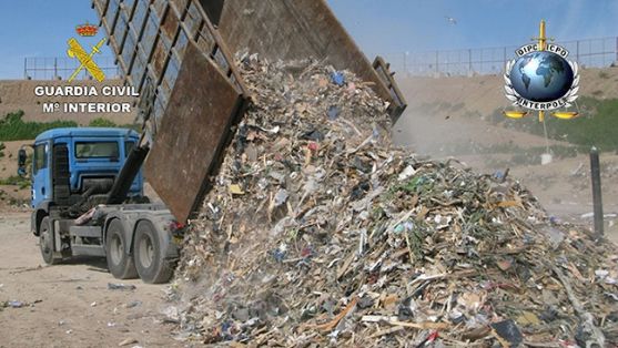 En el marco de la Operación Tyson, coordinada por Interpol, se han descubierto más de un millón y medio de toneladas de vertidos ilegales y nuevas rutas internacionales de tráfico de residuos. La Jefatura del Servicio de Protección de la Naturaleza ha sido el punto de contacto y coordinación nacional con las autoridades de INTERPOL en la operación.