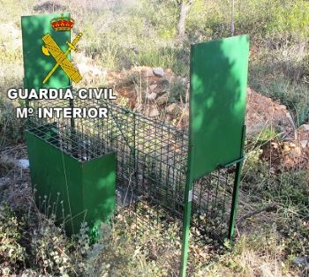 La Guardia Civil interviene varias artes prohibidas, usadas para pesca y caza indiscriminada de animales. Agentes del SEPRONA, procedieron a la incautación de una jaula trampa usada para la caza indiscriminada de animales, y a la incautación de  11 sedales durmientes, usados para la pesca ilegal e indiscriminada en medio acuático.
