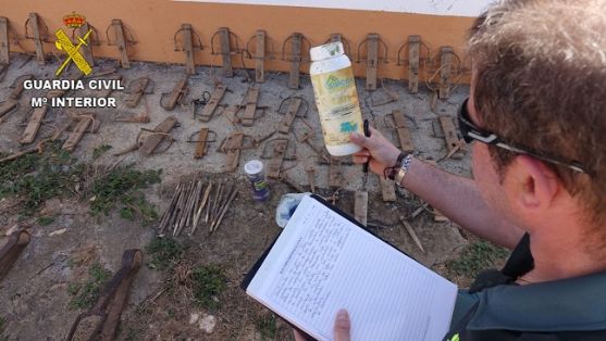 Operación  ANTITOX VI, contra el envenenamiento de aves. Las investigaciones son realizadas por el SEPRONA de la Guardia Civil, tras el hallazgo de tres águilas imperiales ibéricas y dos milanos reales muertos por envenenamiento.