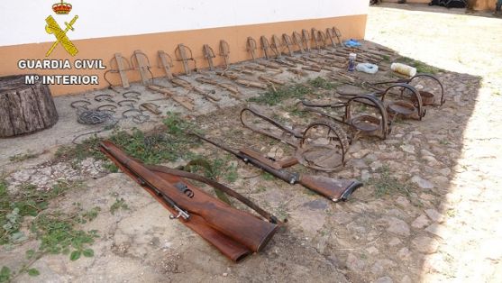 Operación  ANTITOX VI, contra el envenenamiento de aves. Las investigaciones son realizadas por el SEPRONA de la Guardia Civil, tras el hallazgo de tres águilas imperiales ibéricas y dos milanos reales muertos por envenenamiento.