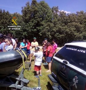El SEPRONA de la Guardia Civil,  realiza una jornada de convivencia con niños en la que se habló de la prevención de incendios, así como de otras cuestiones relacionadas con el medio ambiente.