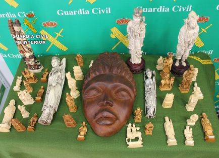 El SEPRONA de la Guardia Civil, en el marco del “Plan para erradicar el comercio ilegal de especies protegidas”, ha desarrollado la Operación AJEDREZ, que ha culminado con la incautación de 37 piezas de marfil africano y una máscara de ébano.