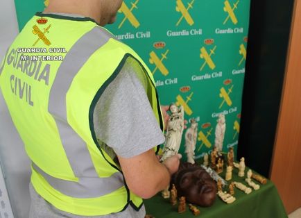 El SEPRONA de la Guardia Civil, en el marco del “Plan para erradicar el comercio ilegal de especies protegidas”, ha desarrollado la Operación AJEDREZ, que ha culminado con la incautación de 37 piezas de marfil africano y una máscara de ébano.