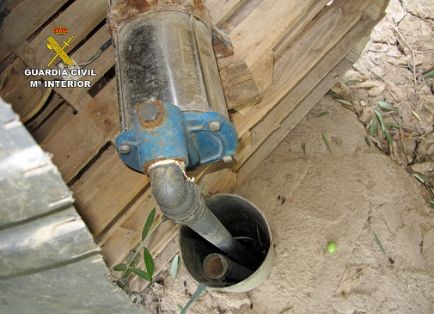 El SEPRONA de la Guardia Civil y gracias a la colaboración ciudadana, ha desarrollado la operación ‘LIXIVIADO’, una investigación dirigida a esclarecer unos supuestos vertidos ilegales de purines desde una granja a una acequia, el abandono de medio millar de cabezas de ganado porcino y la captación ilícita de aguas del acuífero. 