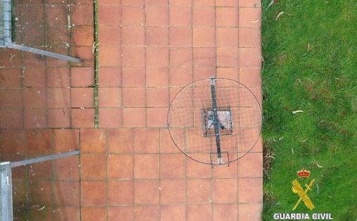 Efectivos de la Comandancia de la Guardia Civil, procedieron a la toma de manifestación en calidad de investigado no detenido de una persona, por la utilización de medio de caza prohibido. Los agentes localizaron en su propiedad, una trampa para la caza de aves rapaces.