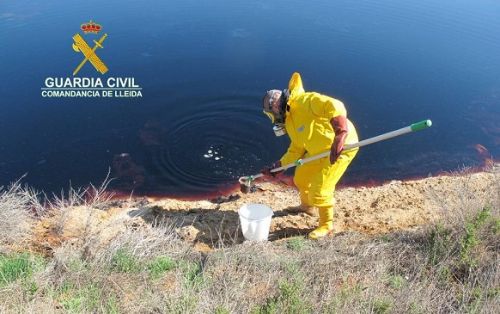 La Guardia Civil  investiga a una empresa de fertilizantes, por un supuesto delito contra los recursos naturales y el medio ambiente., Los residuos almacenados en dos balsas, provocaron la muerte a una veintena de aves, algunas de ellas protegidas. Se tratan de residuos irritantes y corrosivos caracterizados como peligrosos, que pueden provocar un daño sustancial en la calidad del agua superficial y en los acuíferos y un riesgo para la salud de las personas y para la fauna y la flora