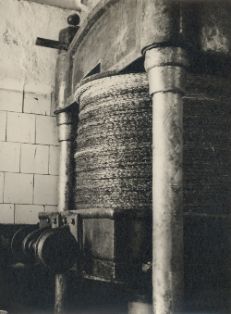 Almazara, prensando capachos.<br/>Autor: Eudaldo Pedrola Millán. 1955. MAPA.