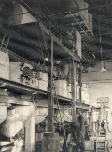 Detalle de una refinería de aceite, Tortosa (Tarragona).<br/>Autor: Eudaldo Pedrola Millán. 1955. MAPA.<br/>
