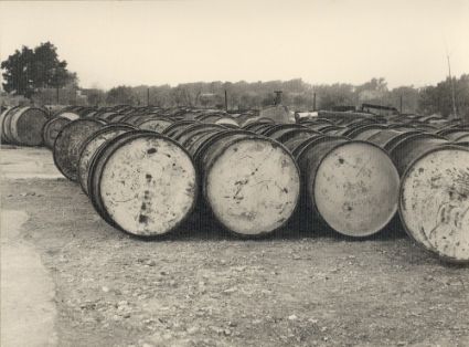 Bidones de aceite preparados para el consumo, Tortosa (Tarragona).<br/>Autor: Eudaldo Pedrola Millán. 1955. MAPA.<br/>
