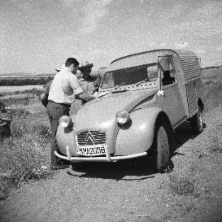 Agente de extensión agraria a pie de finca .Fuente Palmera ( Córdoba) 1965 Autor:  J. López 