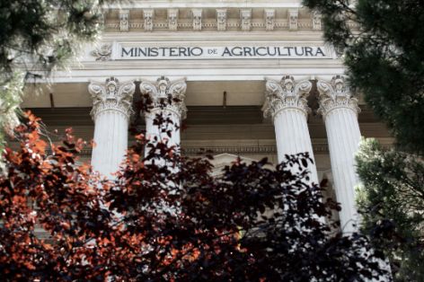 La denominación de "Ministerio de Agricultura" exclusivamente, que se ha mantenido en la fachada principal, aparece por primera vez en 1933, siendo ministro Ramón Feced. (Fotografía de Valentín Álvarez)
