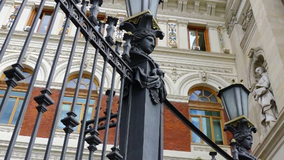Verja de hierro que delimita la parcela del Palacio de Fomento. Foto: Cecilia Galbis.