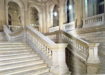 Escalera imperial, diseñada por Ricardo Velázquez. Foto extraída del libro El Palacio de Fomento.