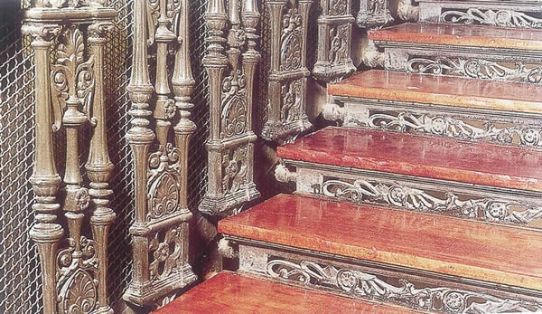 Balaustrada y contrahuellas de la escalinata interior. Foto extraída del libro El Palacio de Fomento.