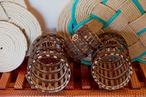 Muestra de exposición de productos de artesanía marinera.