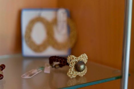 Muestra de exposición de productos de artesanía marinera.