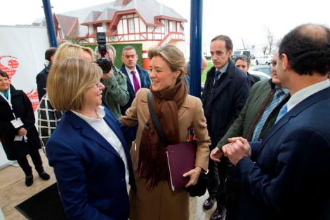 Isabel García Tejerina, Ministra de Agricultura, Alimentación y Medio Ambiente saludando a Rosa Mª Quintana Carballo, Conselleira do Medio rural e do Mar de la Xunta de Galicia