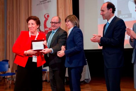Alicia Rodríguez Pérez, recogiendo su placa conmemorativa "Historia de una vida en la pesca"