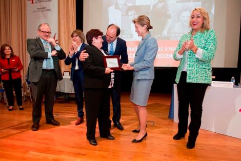 Manuela Parada Rey, recogiendo su placa conmemorativa "Historia de una vida en la pesca"