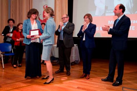 Mª del Mar, hija de Josefa Moreno Benítez, recogiendo su placa conmemorativa "Historia de una vida en la pesca"