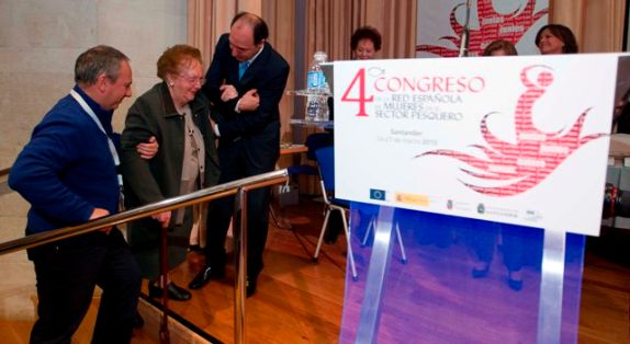 Mercedes Perales Villa recogiendo su placa conmemorativa "Historia de una vida en la pesca"