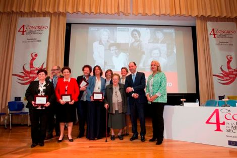 Las homenajeadas, junto a las Autoridades