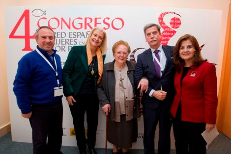 De izq. a drcha. Txomin Lecue, hijo de Mercedes Perales; Aurora de Blas, Subdirectora General de Economía Pesquera; Mercedes Perales, homenajeada; Carlos Larrañaga, Director General de Ordenación Pesquera, y Mar Sáez, Jefa de Servicio de Política Horizontal de la Sub. Gral. de Economía Pesquera 