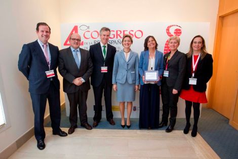 De izq. a dcha. Javier Garat Pérez, Secretario General de CEPESCA; Andrés Hermida Trastoy, Secretario General de Pesca; José Ramón Muriel Moreno (hijo de homenajeada); Isabel García Tejerina, Ministra de Agricultura, Alimentación y Medio Ambiente; Mª del Mar Muriel Moreno (hija de homenajeada); Margarita Pérez Martín, Directora Gral. de Pesca y Acuicultura de la Junta de Andalucía, y Rocío Béjar Ochoa, Secretaria Gral. Adjunta de CEPESCA