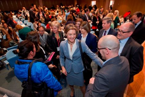 La Ministra, junto a otras autoridades, en el salón de actos.