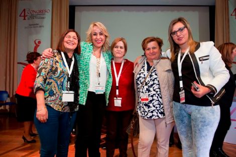 Blanca Martínez Gómez, Consejera de Ganadería, Pesca y Desarrollo Rural de Cantabria (segunda por la izquierda), junto a asistentes al 4º Congreso