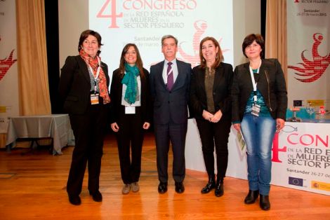 Participantes en el debate "Mujeres en el Sector Pesquero y acuícola. De la tradición a la reinvención". De izq. a dcha. Pilar Pereda Pérez, Directora Gral. de Pesca y Alimentación del Gobierno de Cantabria; Sagrari Miguel Montalvá, representante de la Secretaria Técnica de la PTEPA; Carlos Larrañaga Ces, Director de Ordenación Pesquera; Susana Rodríguez Carballo, Directora Gral. de Desarrollo Pesquero de la Xunta de Galicia, y Rosa Isabel Rodríguez Vidal, Presidenta de la Federación Gallega de Rederas Artesanas O Peirao.