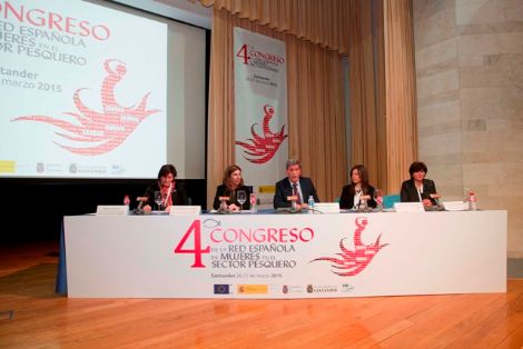 De izq. a dcha. Pilar Pereda, Directora Gral. de Pesca y Alimentación del Gobierno de Cantabria; Susana Rodríguez Carballo, Directora Gral. de Desarrollo Pesquero de la Xunta de Galicia; Carlos Larrañaga Ces, Director Gral. de Ordenación Pesquera; Sagrari Miguel Montalvá, representante de la Secretaria Técnica de la PTEPA, y Rosa Isabel Rodríguez Vidal, Presidenta de la Federación Gallega de Rederas Artesanas O Peirao.
