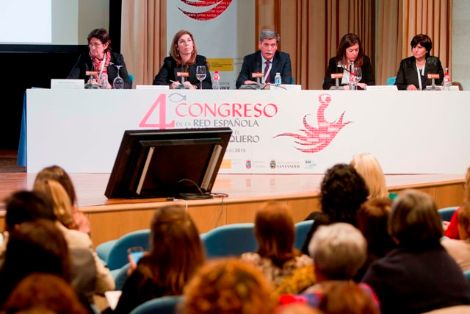 De izq. a dcha. Pilar Pereda, Directora Gral. de Pesca y Alimentación del Gobierno de Cantabria; Susana Rodríguez Carballo, Directora Gral. de Desarrollo Pesquero de la Xunta de Galicia, Carlos Larrañaga, Director Gral. de Ordenación Pesquera; Sagrari Miguel Montalvá, representante de la Secretaria Técnica de la PTEPA y Rosa Isabel Rodríguez Vidal, Presidenta de la Federación Gallega de Rederas Artesanas O Peirao.