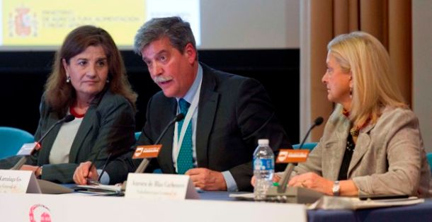 De izq. a dcha. Mª del Mar Sáez, Jefa de Servicio de Política Horizontal de la Subdirección Gral. de Economía Pesquera; Carlos Larrañaga, Director Gral. de Ordenación Pesquera, y Aurora de Blas, Subdirectora Gral. de Economía Pesquera.