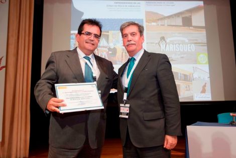 Entrega de los reconocimientos al "Emprendimiento de la mujer pesquera" a la iniciativa "Emprendedoras en las zonas de pesca de Andalucía". Recoge el diploma Antonio Jesús Rodríguez, Presidente del Grupo de Desarrollo Pesquero del Levante Almeriense. Entrega el premio Carlos Larrañaga, Director Gral. de Ordenación Pesquera y Presidente de la Red Española de Mujeres en el Sector Pesquero