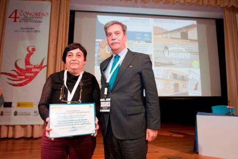 Entrega de los reconocimientos al "Emprendimiento de la mujer pesquera" a la iniciativa "Mejora de empresas de rederas y adecuación de espacio para la venta de útiles de pesca y artesanía". Recoge el diploma Mª Teresa Costales Obaya, Presidenta de la Asociación de Rederas de Asturias de Bajura AREBA. Entrega el premio Carlos Larrañaga Ces, Director Gral. de Ordenación Pesquera y Presidente de la Red Española de Mujeres en el Sector Pesquero