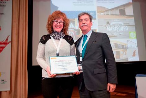 Entrega de reconocimientos al "Emprendimiento de la mujer pesquera" a la iniciativa "Conservas Artesanas Curricán". Recoge el diploma Nieves Medina, promotora de la iniciativa. Entrega el premio Carlos Larrañaga, Director Gral. de Ordenación Pesquera y Presidente de la Red Española de Mujeres en el Sector Pesquero