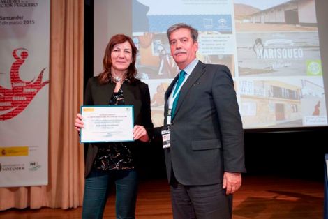 Entrega de reconocimientos al "Emprendimiento de la mujer pesquera" a la iniciativa "Albergue Mariñero Finistellae". Recoge el diploma Manuela Oviedo Hermida, Gerente GAC4 Seo de Fisterra e Ría Muros-Noia. Entrega el premio Carlos Larrañaga Ces, Director Gral. de Ordenación Pesquera y Presidente de la Red Española de Mujeres en el Sector Pesquero