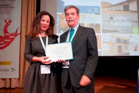 Entrega de reconocimientos al "Emprendimiento de la mujer pesquera" a la iniciativa "Fun & Food Ocio Gastronómico". Recoge el diploma Carmen Sampedro, Promotora de la iniciativa. Entrega el premio Carlos Larrañaga, Director Gral. de Ordenación Pesquera y Presidente de la Red Española de Mujeres en el Sector Pesquero