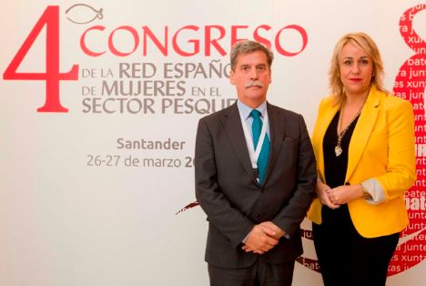 Carlos Larrañaga, Director General de Ordenación Pesquera, y Blanca Martínez, Consejera de Ganadería, Pesca y Desarrollo Rural de Cantabria, durante la clausura del 4º Congreso.