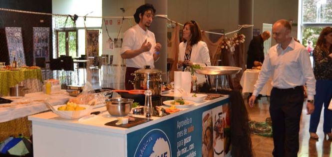 Degustación de productos del mar a cargo de la iniciativa "Come o Mar".