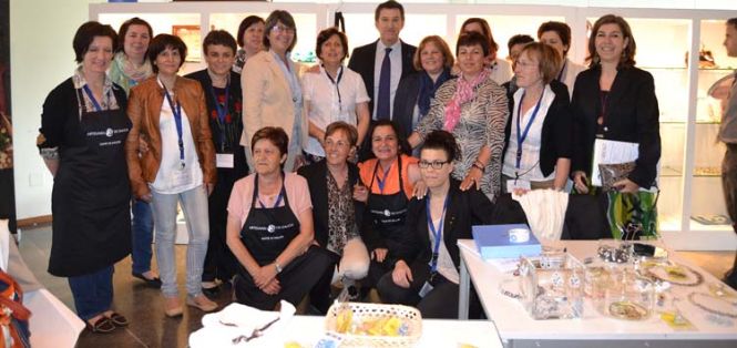 Rosa Quintana y Alberto Núñez Feijoo, junto a representantes de la iniciativa "Artesanía de Galicia".