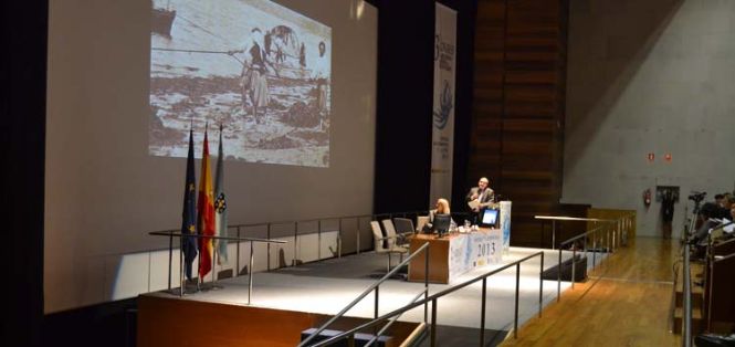 Andrés Hermida, Director General de Ordenación Pesquera, durante su ponencia "El futuro del sector pesquero y el papel de las mujeres". En la mesa presidencial se encuentra la Subdirectora General de Economía Pesquera, Aurora de Blas.