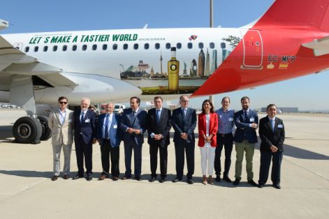 El ministro ha participado en la presentación de un avión de la compañía Iberia vinilado con el lema de la campaña de promoción “Olive Oil World Tour”