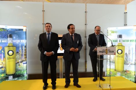 El ministro ha participado en la presentación de un avión de la compañía Iberia vinilado con el lema de la campaña de promoción “Olive Oil World Tour”