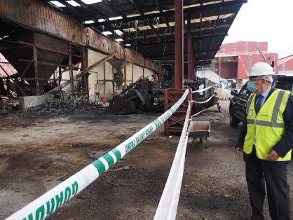 En su visita a las instalaciones de Cobadu, tras el incendio del pasado 6 de septiembre