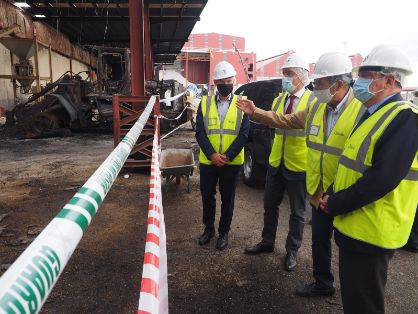En su visita a las instalaciones de Cobadu, tras el incendio del pasado 6 de septiembre